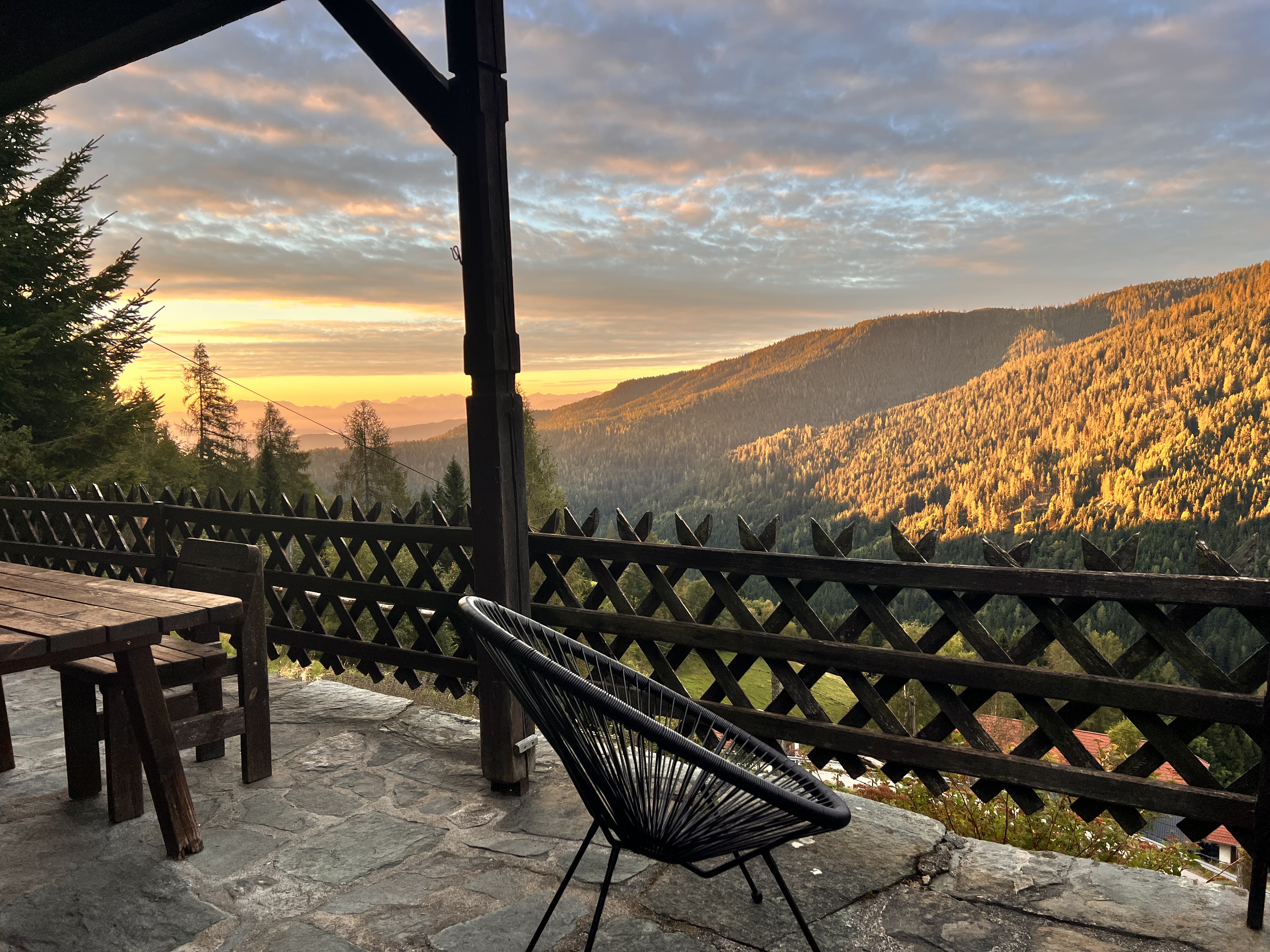 Sonnenuntergang von der Terrasse der alm44 — goldenes Tal, Kärntner Berge im Hintergrund