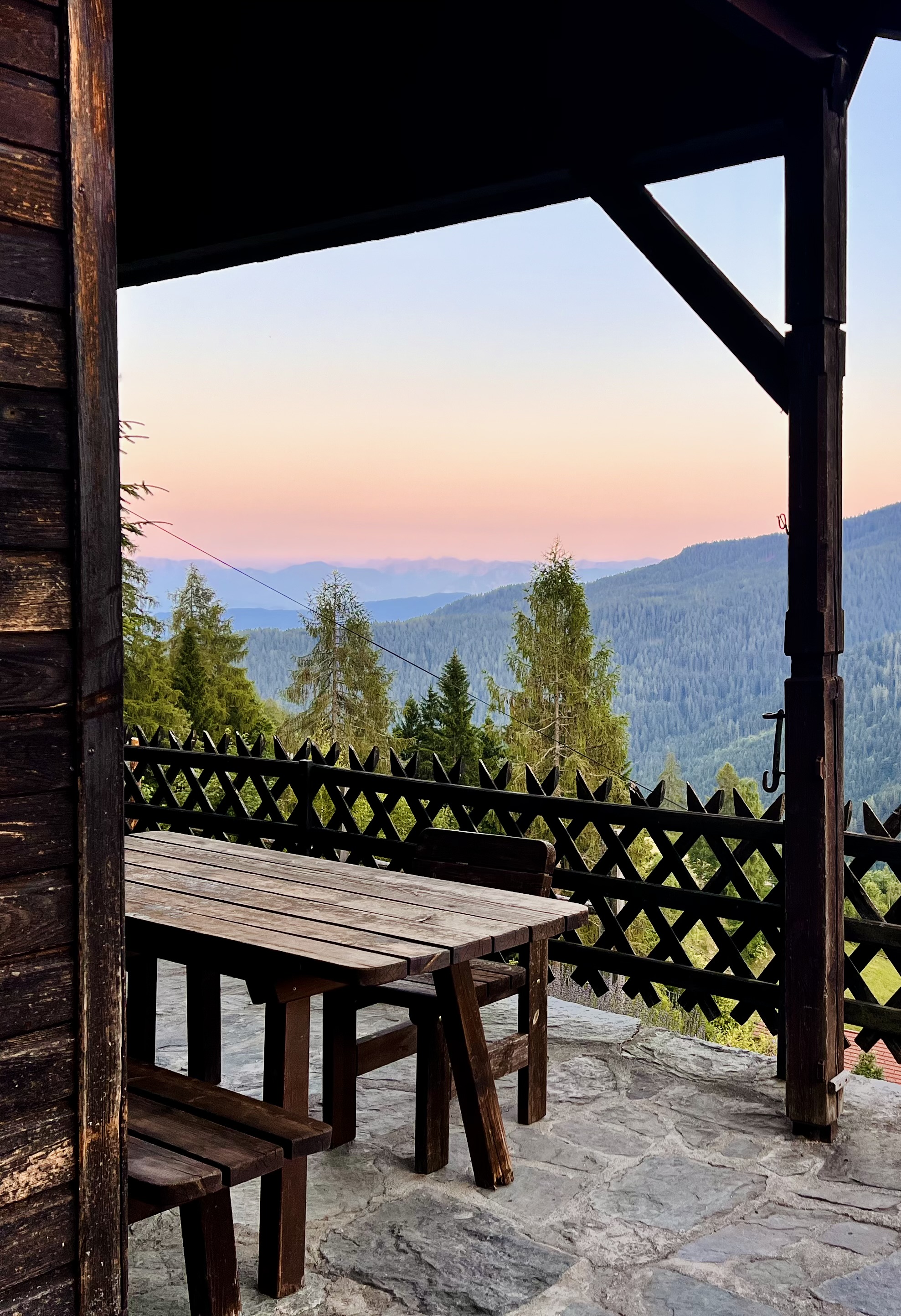 Blick von der Terrasse der alm44 in das Tal
