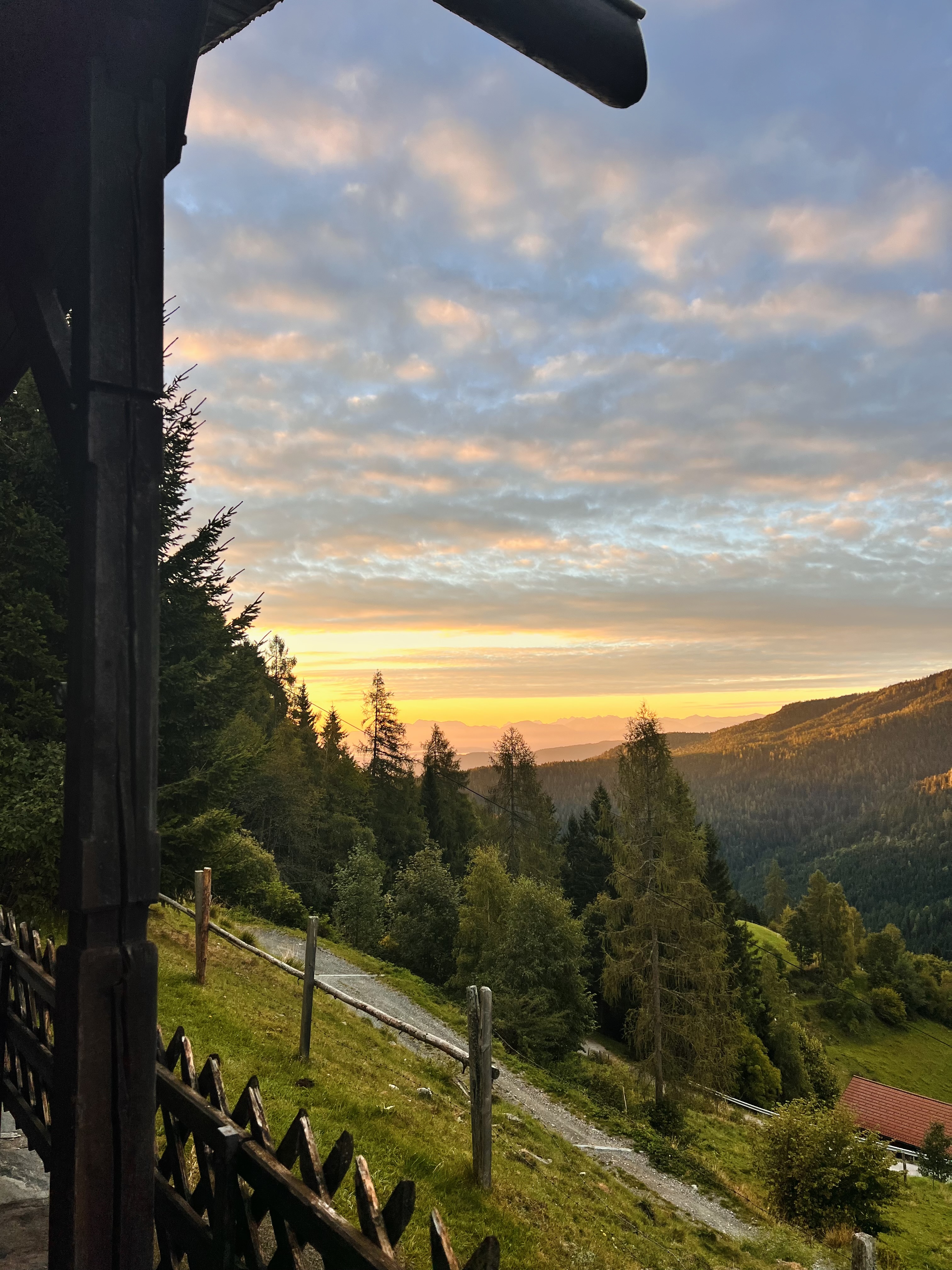 Sonnenterrasse mit Holzdach, Blick über das goldene Tal bei Sonnenuntergang